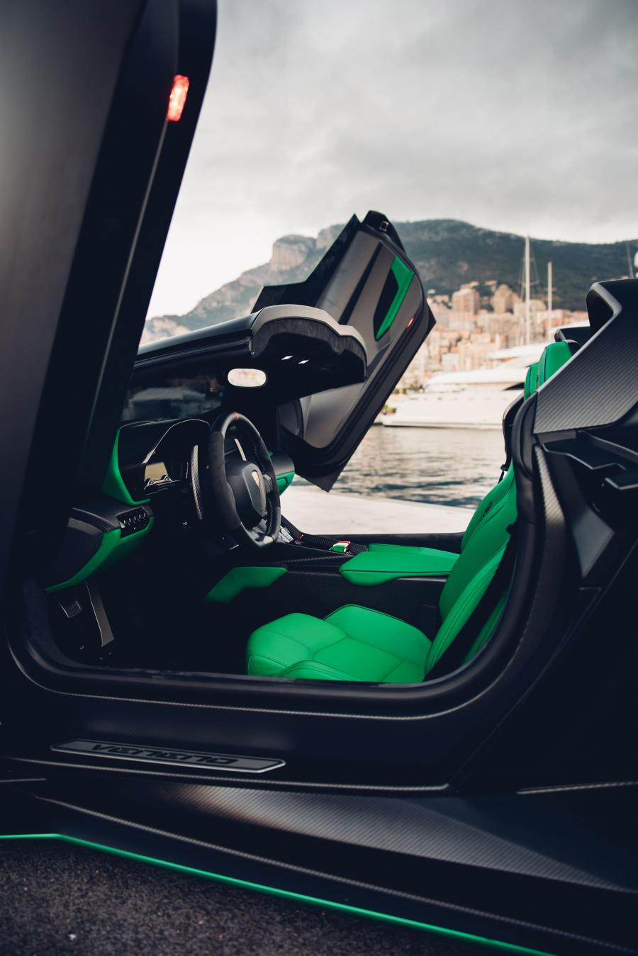 Интерьер Lamborghini Veneno Roadster (2/9) 2015 года  (фото 10 из 18)